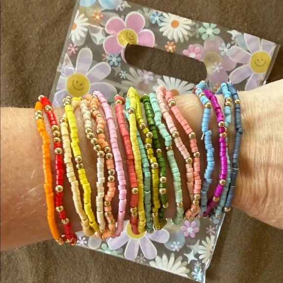 New Bundle of 19 Colorful Beaded Stretch Bracelets - Picture 2 of 6